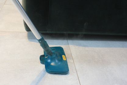 ScandiSteam dampmoppe rengør effektivt gulvet med damp på lyse fliser ved en sofa